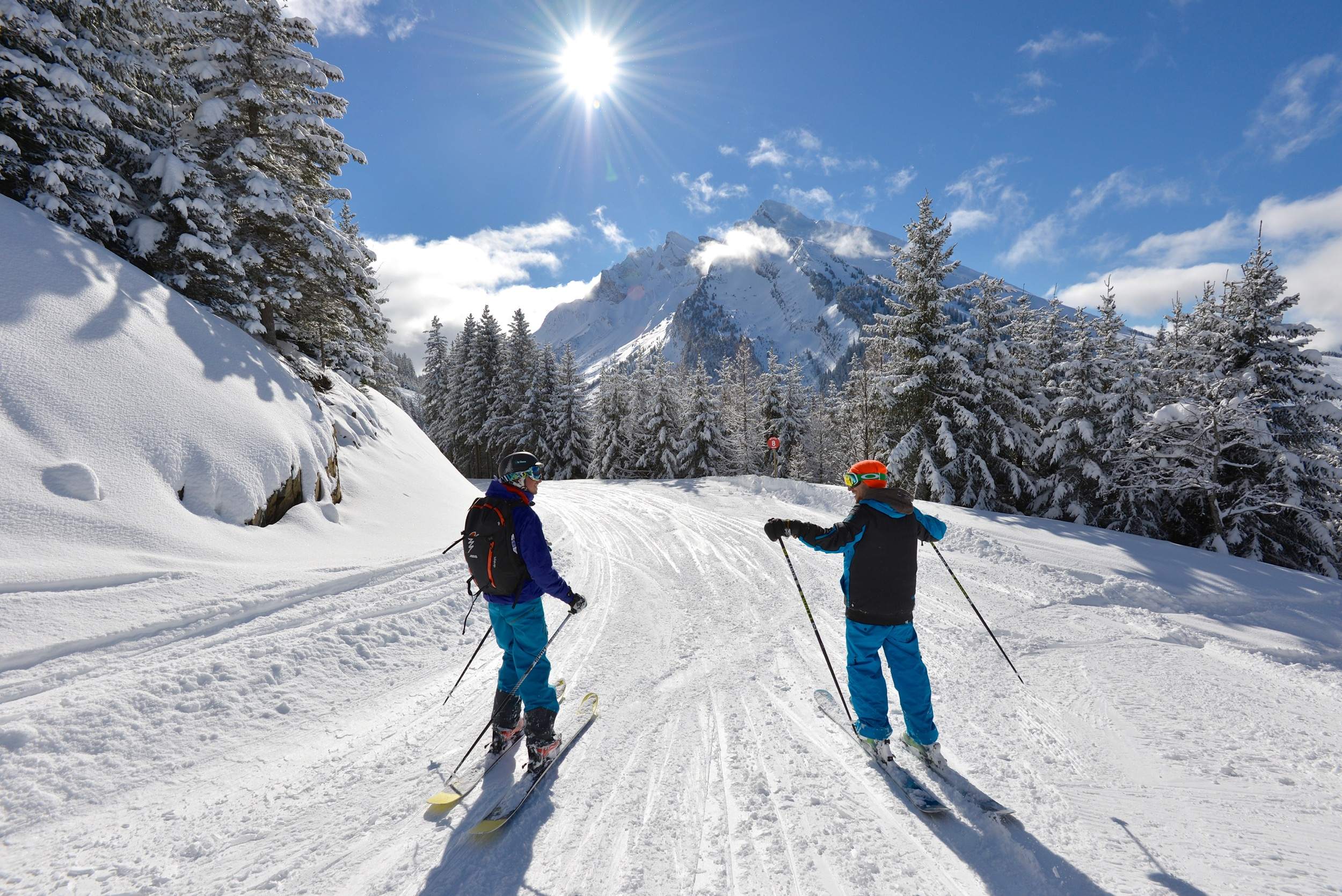 Skiing in the sun in La Clusaz