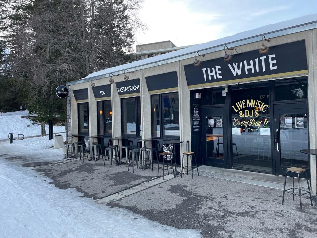 White Pub apres ski bar in Flaine