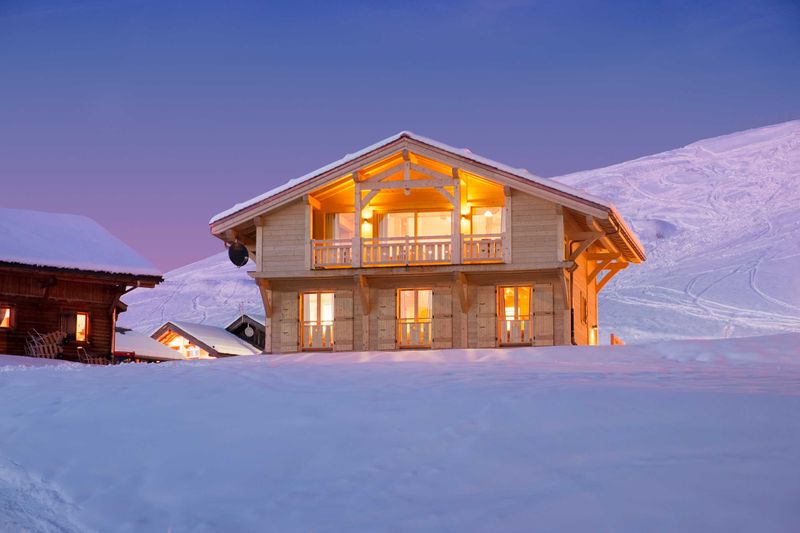 Chalet Poudreuse, Exterior