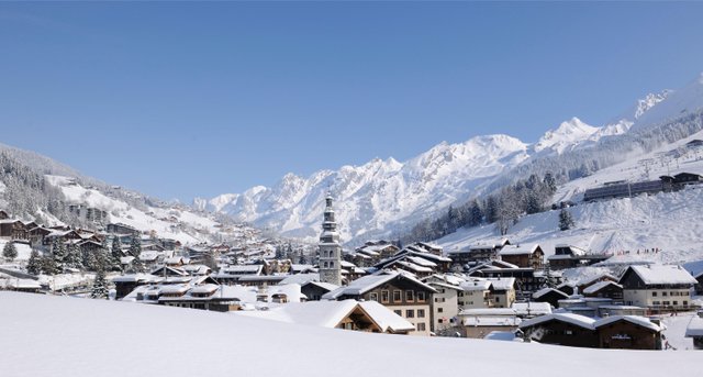 La Clusaz ski resort - town and mountains