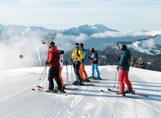 Group skiing in Les Gets